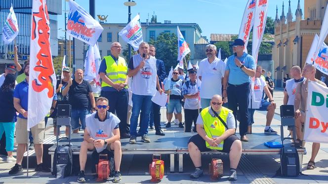 Protest pracowników PKP Cargo we Wrocławiu. Pracę ma stracić prawie 400 osób 