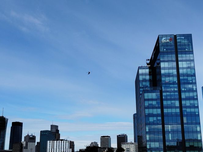 Blackhawk latał nad Warszawą. Zawisł nad najwyższym wieżowcem