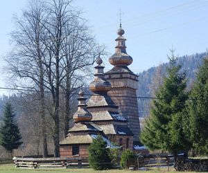 To dawna małopolska wieś rycerska. Znajduje się w niej najpiękniejsza łemkowska cerkiew