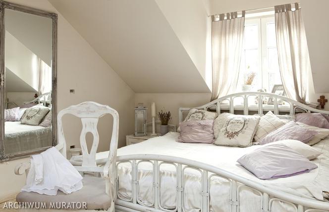 Biała sypialnia w stylu romantycznym