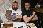 Eddie Hall zjadł przed walką z Pudzianowskim ogromnego steka. Pożre też Pudziana?