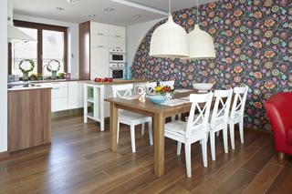 Kuchnia i salon w stylu folk: ciekawa tapeta na ścianie łączy przestrzeń dla rodziny