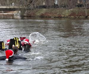 Udekorowana choinka stanęła na środku rzeki w Kaliszu