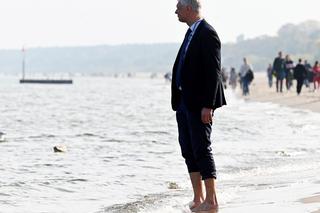 Paweł Poncyljusz na plaży w Sopocie