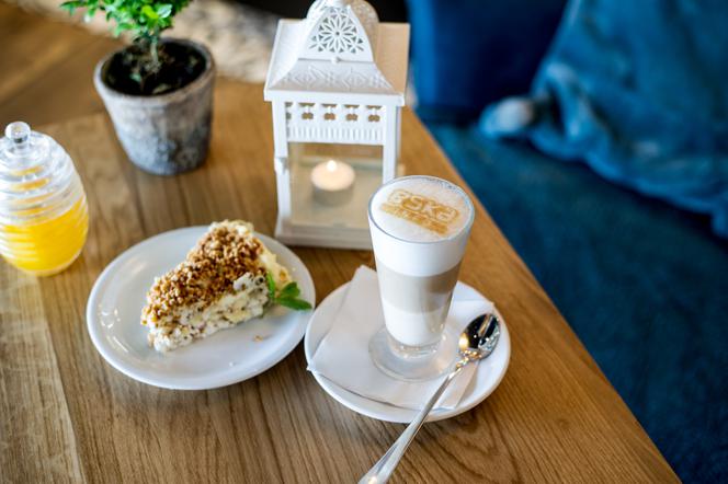 Wygodne fotele, książki, domowy klimat i pyszna kawa! Friends Caffee