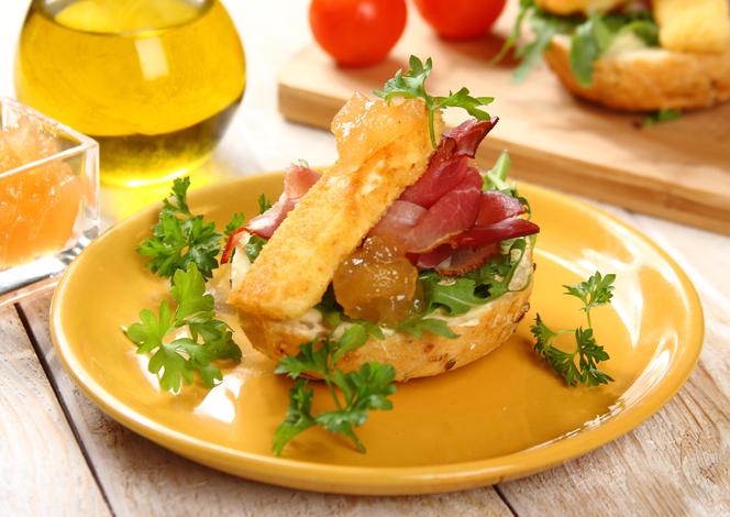 Kanapki z szynką szwarcwaldzką i smażonym serem pleśniowym