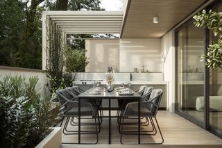 Kuchnia zewnętrzna w ogrodzie. Jak ją zaplanować i ile to naprawdę kosztuje w 2026?