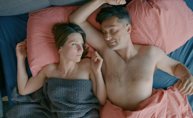 BrzydUla 2, odcinek 155. Ula (Julia Kamińska), Marek (Filip Bobek)