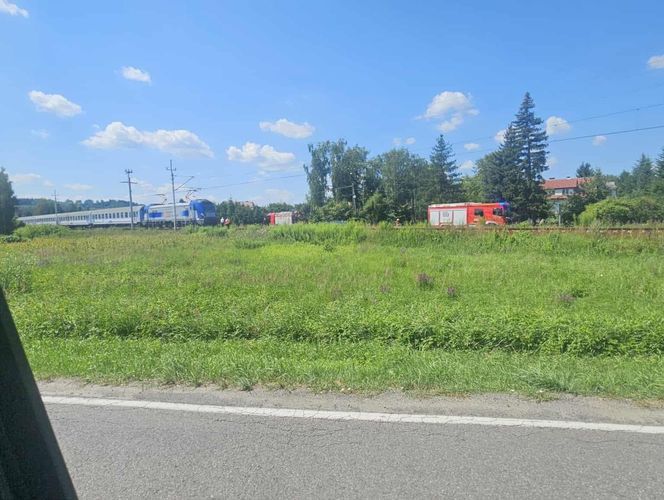 Poważny wypadek w Radziszowie. Samochód zderzył się z pociągiem, ogromne utrudnienia w ruchu