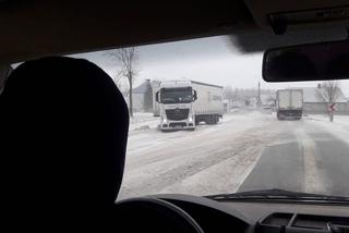 Trudne warunki na drogach w Podlaskiem. Kolizje, wypadki, sporo tras nieprzejezdnych (21.01.2022)