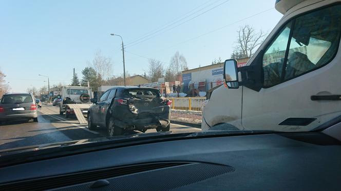 Wahadło na Kieleckiej w Starachowicach. Zderzyły się dwa busy i auto osobowe