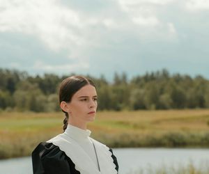 Perły, złoto, falbany, koronki. Jesień upłynie nam pod znakiem teatralnego dramatyzmu