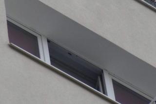 Otworzył okno, spojrzał w dół. Chwilę później runął z 9 piętra. Tragedia na Mokotowie