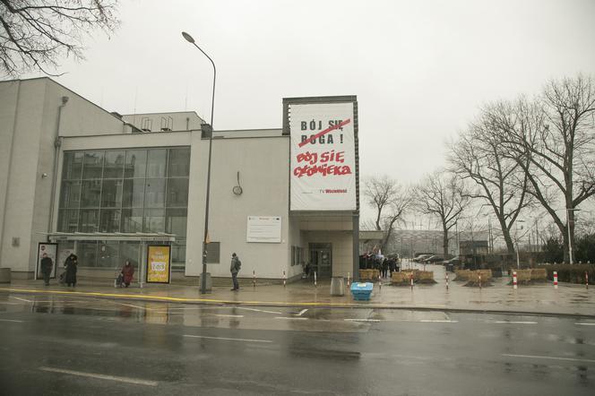 Protesty pod Teatrem Powszechnym