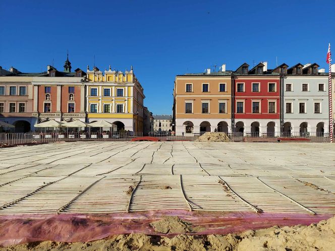 Przed ratuszem w Zamościu trwają dalsze prace przy budowie lodowiska