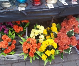 Kwiaty na Wszystkich Świętych. Te wiązanki, chryzantemy i stroiki będą pięknie prezentować się na cmentarzu