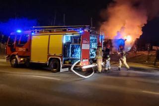 Paliły się kontenery pracownicze! Strażacy wynieśli ze środka nieprzytomną osobę