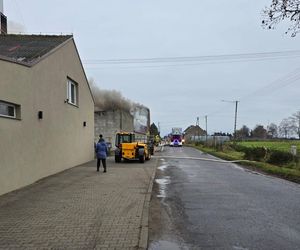 Pijany kierowca uderzył samochodem w budynek. Auto stanęło w ogniu, pożar przeniósł się na budynek