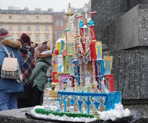 Wystawa szopek na Rynku Głównym w Krakowie przed 82. edycją konkursu