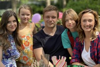 Barwy szczęścia po wakacjach 2023. Hubert (Marek Molak), Asia (Anna Gzyra), Emil (Artem Malashchuk), Marysia (Nina Szumowska), Agata (Natalia Zambrzycka)