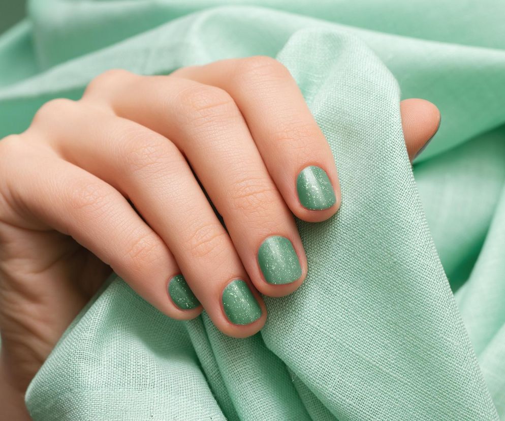 Manicure na wiosnę zachwyca prostotą. Zapomnij o mocnych kolorach i bogatych zdobieniach