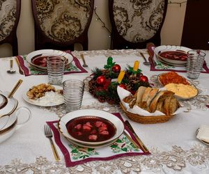 Uwielbiam barszcz z pieczonych buraków za jego głęboki kolor i smak. To prosty przepis, który robi ogromną różnicę