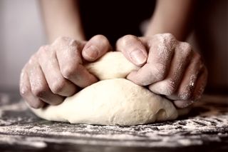 Jak zrobić ciasto na pizzę? Podajemy sprawdzony przepis na ciasto jak z pizzerii