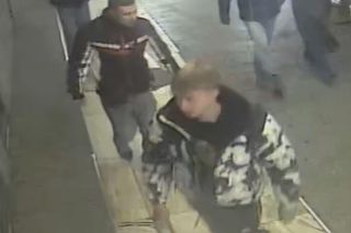 Pobicie w centrum Krakowa. Policja opublikowała zdjęcia z monitoringu