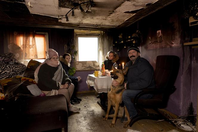 Mieszkają w spalonym domu, bo nie chcą zostawić psa