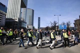 Wielki protest taksówkarzy w centrum Warszawy. Chcą podniesienia stawek!