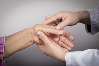 Reumatolog: czym się zajmuje specjalista w dziedzinie reumatologii?