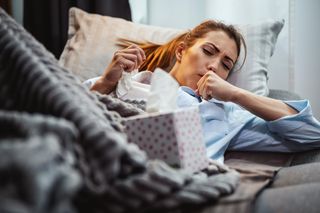 Zaczyna się jak zwykłe przeziębienie. Potem zabija w kilkanaście godzin