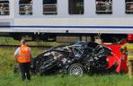 Dylewo. Audi zmiażdżone przez pociąg na przejeździe kolejowym. Nie żyje 45-letni kobieta