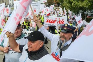 Duży protest związkowców w Warszawie. Wstrzymajcie zwolnienia