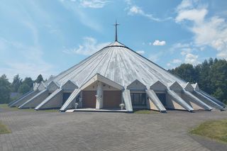 Ten kościół z góry przypomina rozłożony wachlarz, a z przodu - namiot. Dla architekta projektowanie świątyń było powołaniem