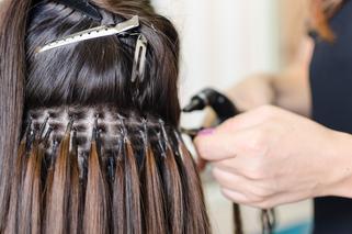 Doczepianie włosów obciąża naturalne włosy? Na czym polega zabieg?