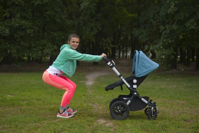 1. Ćwiczenia z wózkiem dla mam po porodzie: przysiady z wózkiem