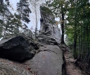 Ten głaz niósł sam diabeł. Poznaj historię Kamienia Leskiego