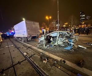 Totalny paraliż centrum Warszawy. 6 samochodów rozbitych, wraki blokują torowisko