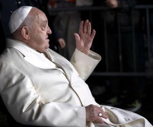 Papież Franciszek trafił do szpitala. Kontynuuje leczenie zapalenia oskrzeli