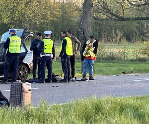 Reanimacja, dwie osoby walczą o życie. BMW roztrzaskało się o drzewo