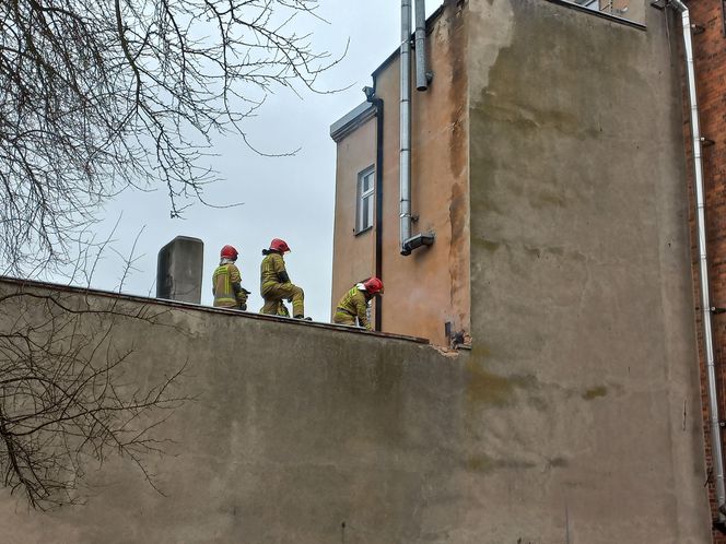 Pożar w kamienicy w Lesznie. Strażacy wynosili sadzę z komina wiadrami 