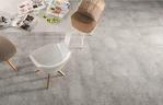 Szare płytki ceramiczne w przestrzeni biurowej