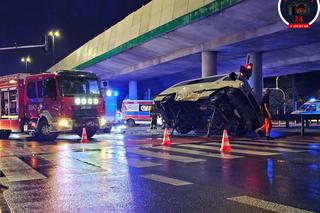 Fatalny wypadek w Warszawie. Bus wywrócił się na drodze, wielu rannych 