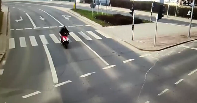 Olsztyn. Pijany 61-latek przewrócił się jadąc motorowerem! Policja publikuje nagranie