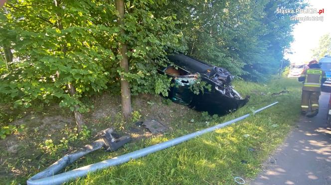 20-latek stracił panowanie nad BMW, wypadł z drogi i dachował