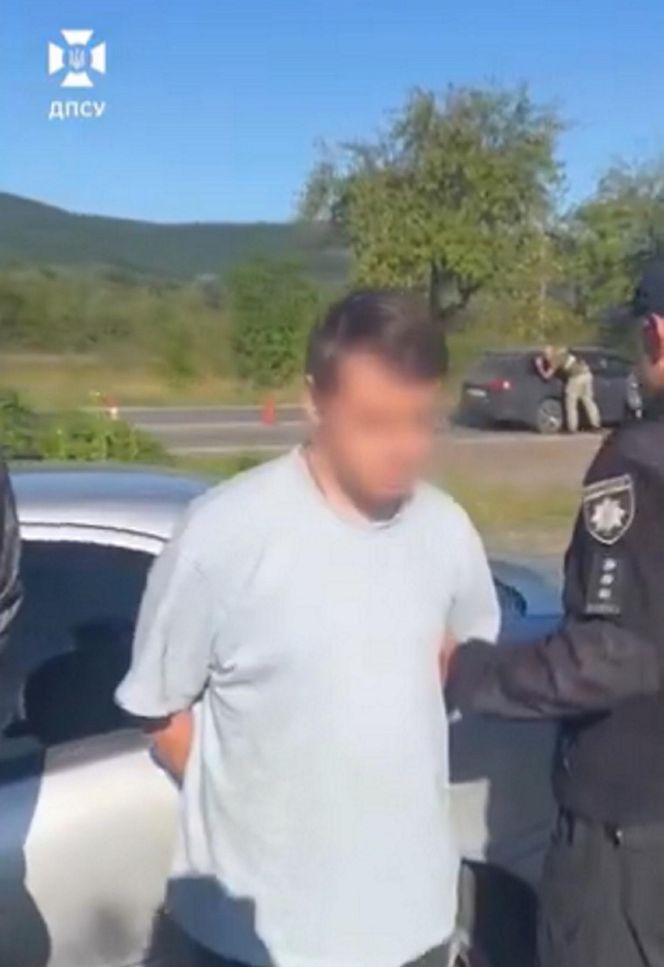 Ksiądz ukrył mężczyznę pod sutanną