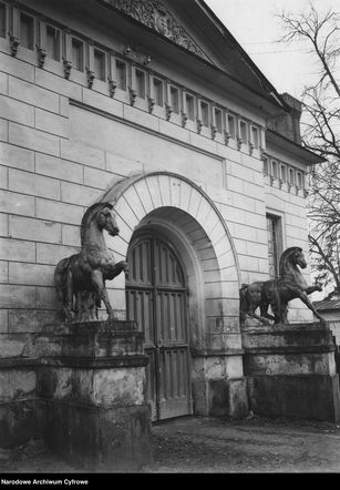 Widok na bramę do stajni królewskiej przed II wojną światową