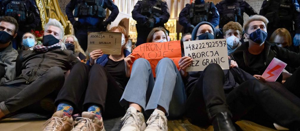 Poznań: Protest w sprawie aborcji w katedrze! Katoliczko nie jesteś sama [ZDJĘCIA] 