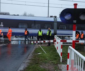 Na przejeździe kolejowym w msc. Nowa Sucha (pow. sochaczewski) doszło do zderzenia pociągu pośpiesznego z ciężarówką